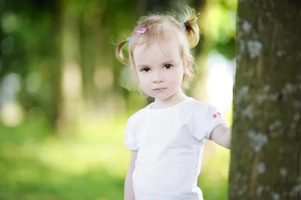 Adorável menina retrato ao ar livre — Fotografia de Stock