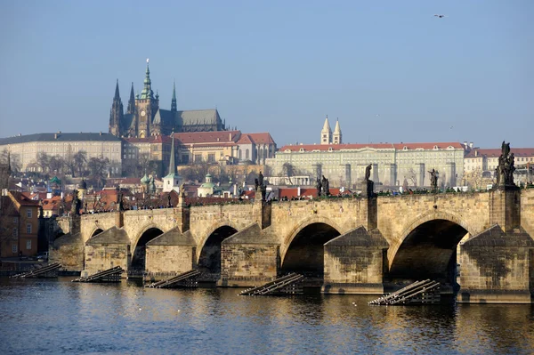 Puente de Carlos y Castillo de Praga —  Fotos de Stock