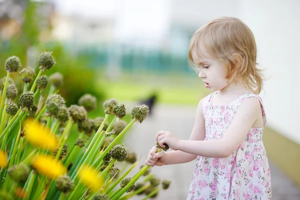 Adorable dziewczyna na zewnątrz na piękny letni dzień — Zdjęcie stockowe