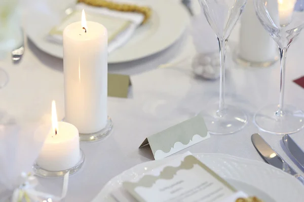 Leere Platzkarte auf der Festtafel — Stockfoto