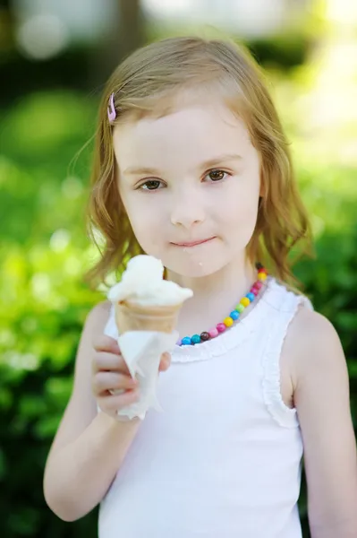 Dondurma yiyen sevimli küçük kız — Stok fotoğraf