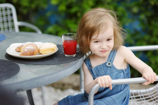 Leende liten flicka med frukost — Stockfoto