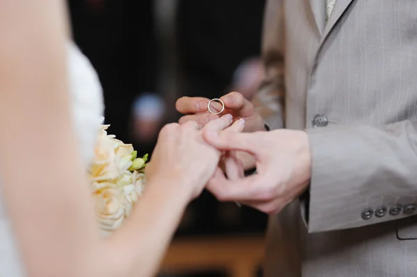 Novio poniendo un anillo en el dedo de la novia — Foto de Stock