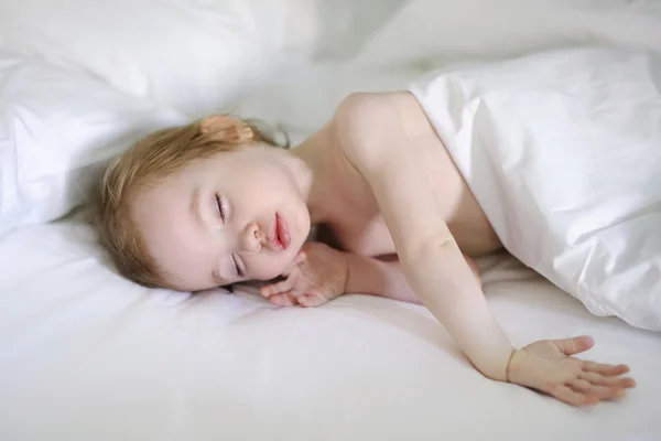 Bedårande barn girl sova — Stockfoto