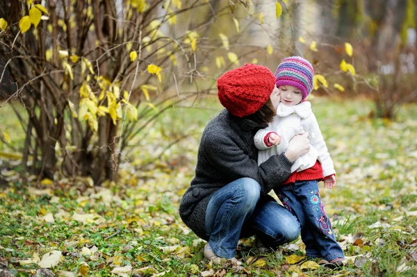 Giovane madre e la sua bambina in autunno — Foto Stock