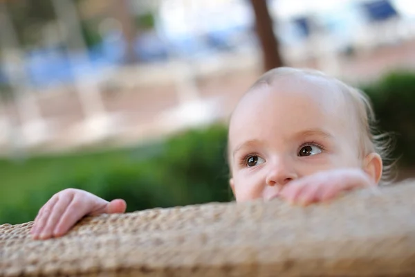 Dolce bambina che sbircia fuori — Foto Stock