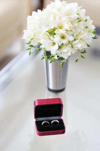Dva snubní prsteny v nice box — Stock fotografie