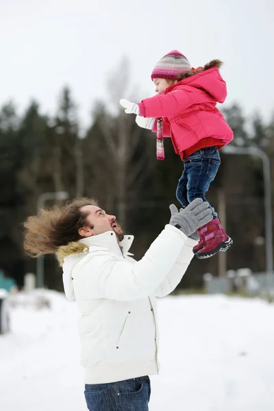 Junger Vater und sein kleines Mädchen an einem Wintertag — Stockfoto
