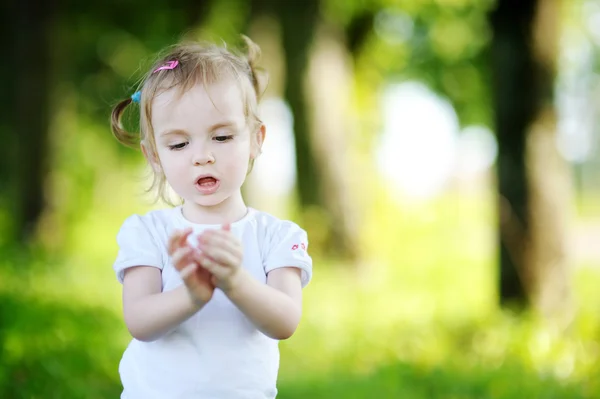 Adorable retrato de niña al aire libre —  Fotos de Stock