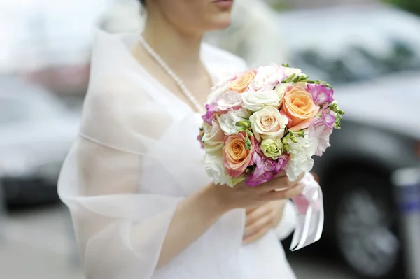 Bride holding beautiful wedding flowers bouquet — Stock Photo, Image