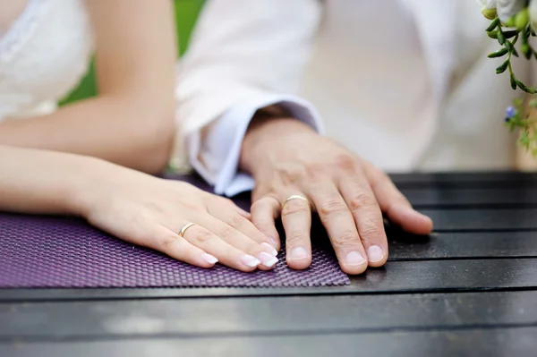 Bride's and groom's hands — Stock Photo, Image