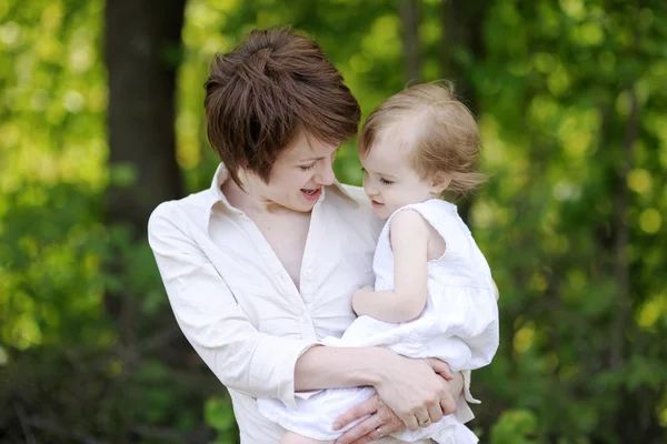 Joven madre sosteniendo su adorable chica —  Fotos de Stock