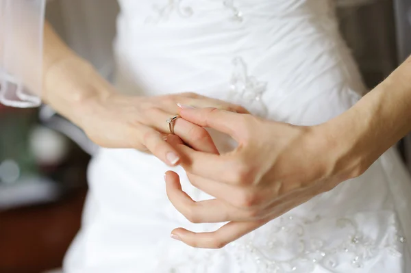 Las manos de la novia y un anillo de boda o de angustia —  Fotos de Stock