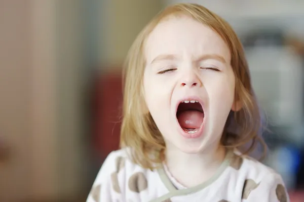 Pequeña chica divertida gritando — Foto de Stock