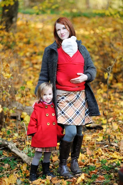 Jovem mãe e seus filhos no outono — Fotografia de Stock