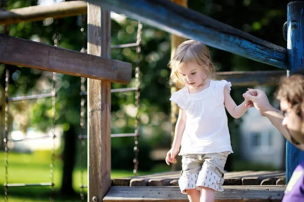 Far och dotter spelar i parken — Stockfoto