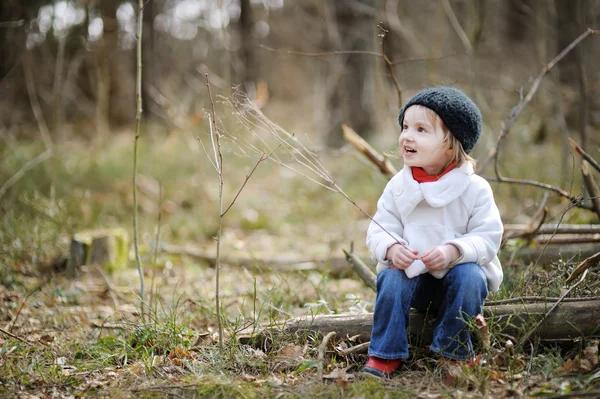 Roztomilá dívka na brzy na jaře nebo na podzim — Stock fotografie