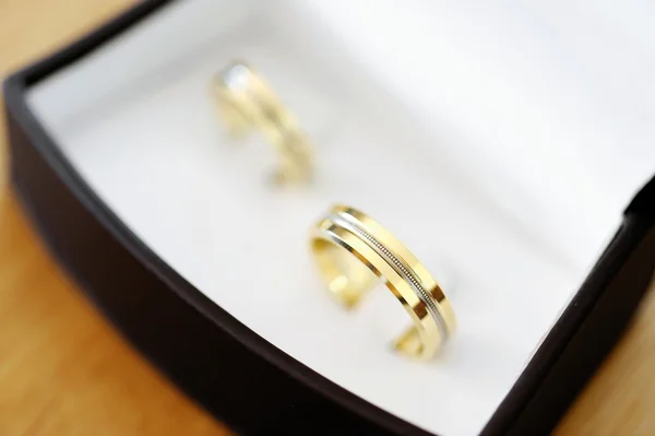 Dos anillos de boda de oro — Foto de Stock