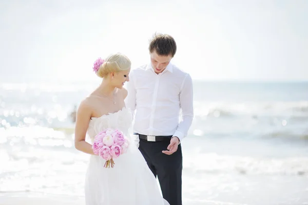 Bride and groom by the sea — Stock Photo, Image