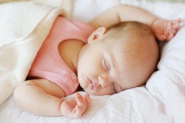 Dulce bebé recién nacido en una cama — Foto de Stock