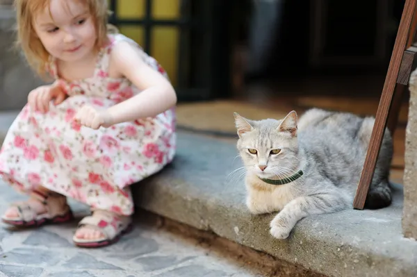 Entzückend glückliches kleines Mädchen und eine Katze — Stockfoto