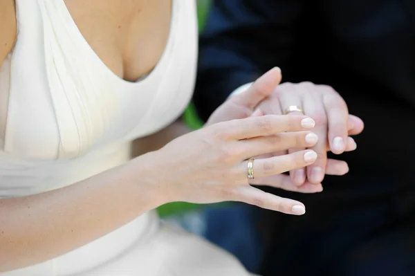 Mariée et marié tenant leurs mains — Photo