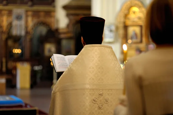 Prêtre orthodoxe pendant la cérémonie de mariage — Photo