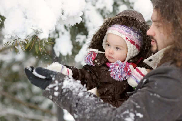 冬天宝宝的小女孩和她的父亲 — 图库照片
