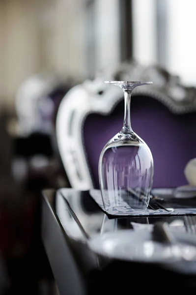 Glas wijn op een tafel — Stockfoto