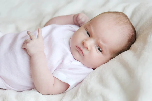 Zoete weinig pasgeboren baby in een bed — Stockfoto