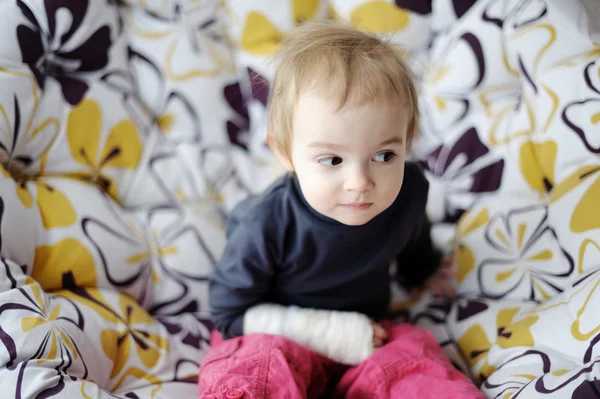 Niña con la mano derecha vendada — Foto de Stock