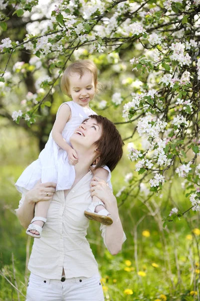 Giovane madre e sua figlia — Foto Stock