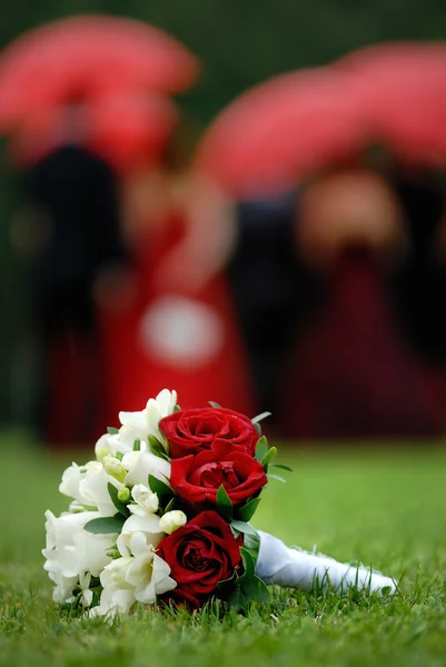 Flores de boda en la hierba —  Fotos de Stock
