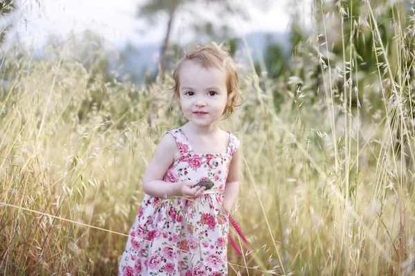 Roztomilá dívka v krásné květinové šaty — Stock fotografie