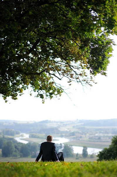 Homme d'affaires reposant sous un chêne — Photo