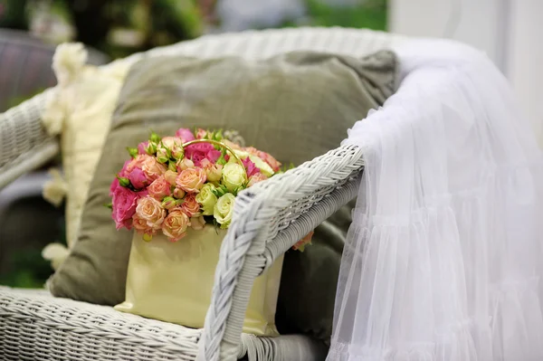 Bella composizione di rose gialle e rosa — Foto Stock