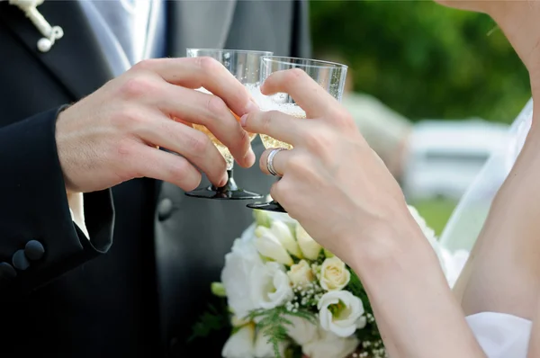 Νύφης και του γαμπρού κρατώντας ποτήρια σαμπάνιας — Φωτογραφία Αρχείου