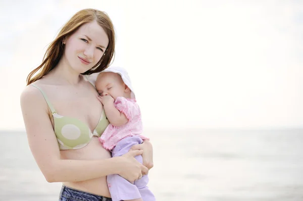 Jovem mãe e seu bebê de três meses — Fotografia de Stock