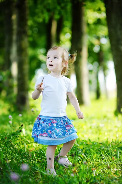 Entzückendes kleines Mädchenporträt im Freien — Stockfoto