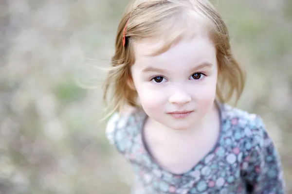 Entzückende Kleinkind Mädchen Porträt im Freien — Stockfoto