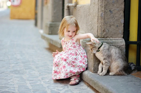Adorable petite fille heureuse et un chat — Photo