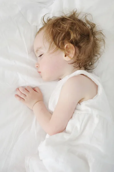 Adorable tout-petit fille dormir — Photo