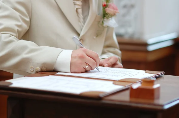 Bruidegom ondertekening huwelijk licentie — Stockfoto