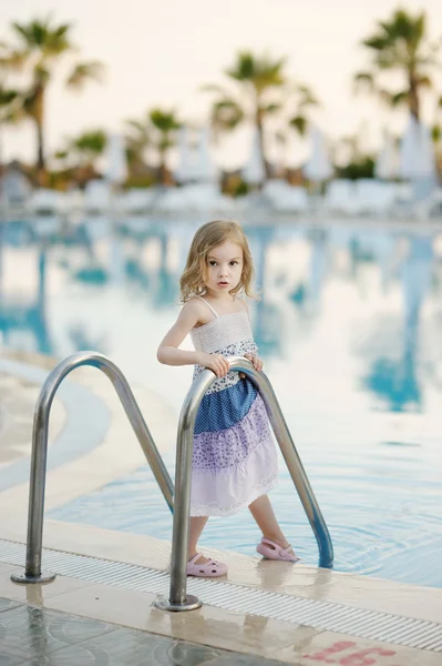 可爱的小女孩，在游泳池的肖像 — 图库照片