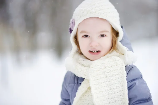 Petite fille s'amuser à l'hiver — Photo