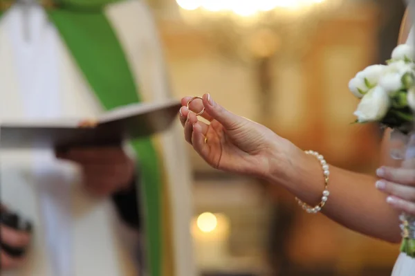 Bride holding a wedding ring — Stock Photo, Image