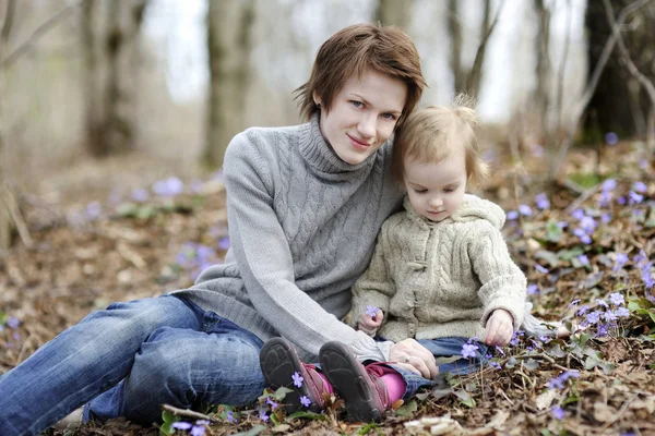 Mladá matka a její batole dívka — Stock fotografie