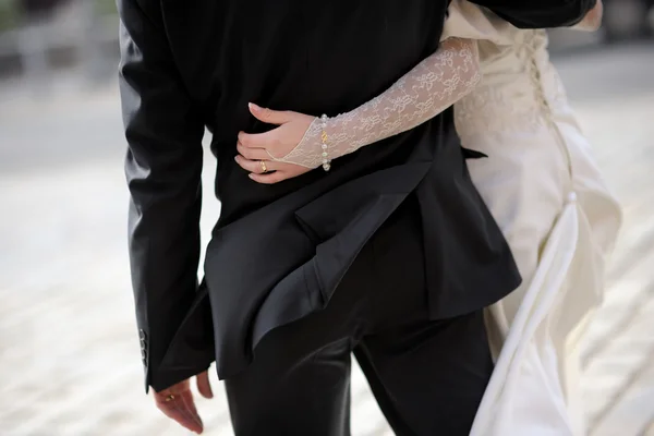 Cintura do noivo de cinta de noiva — Fotografia de Stock