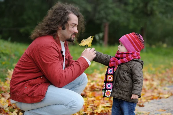 Vader en zijn meisje van de baby in een herfst park — Stockfoto