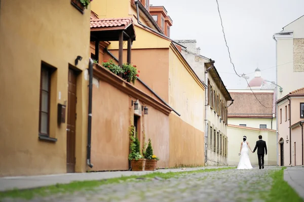 Bride and groom walking away — Stock Photo, Image